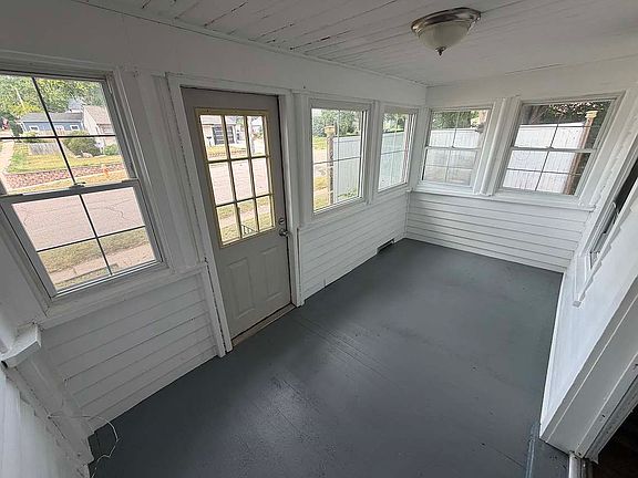 2nd image of 302 Glen St
