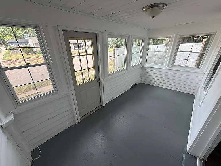 302 Glen St — Photo 2