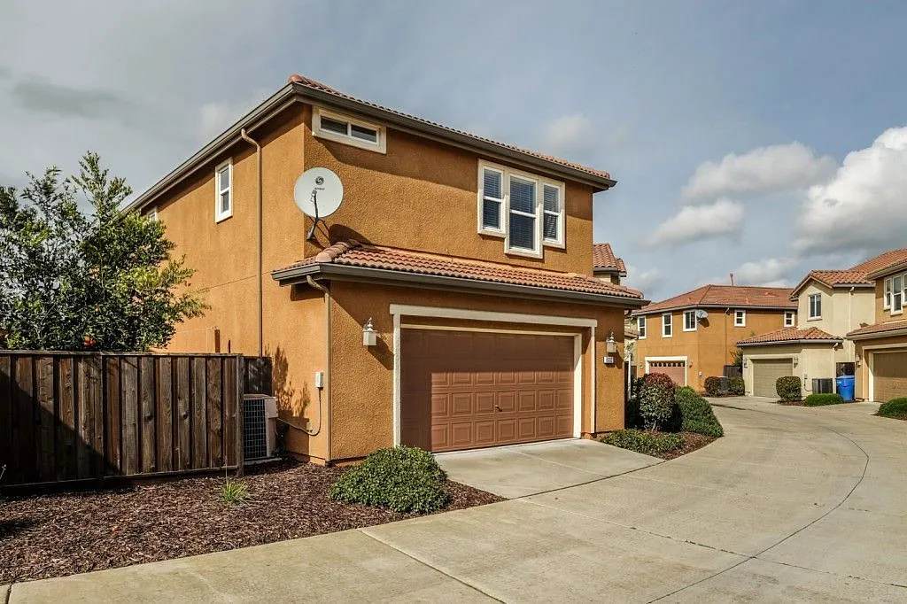 Gorgeous 3/2.5 With Office And Bonus Room (Please Read Entire Ad Before Requesting A Viewing). — Photo 1