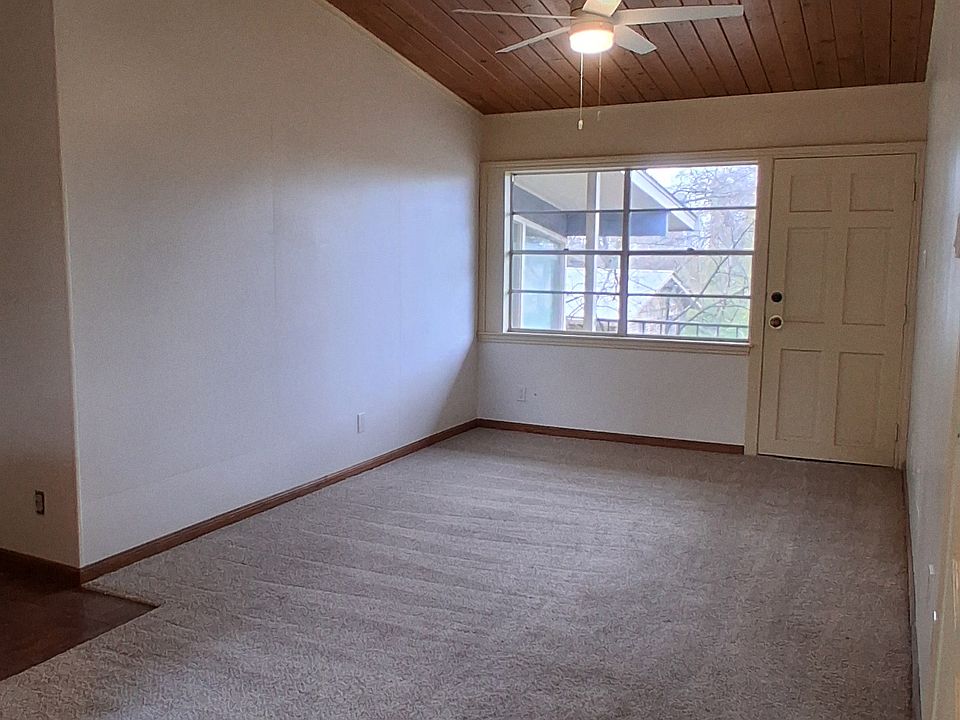 Open floorplan living/dining/kitchen