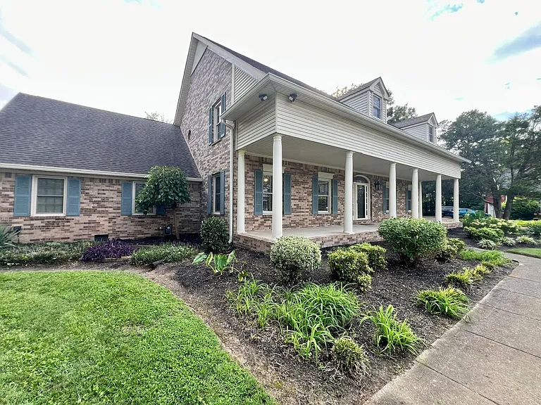1302 Honeywood Pl — Photo 2