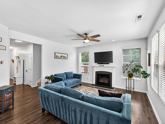 2nd image of 410 Chestnut Oak Pl