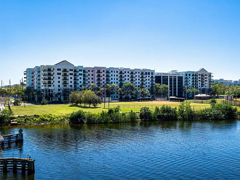 Manor Riverside — Photo 29