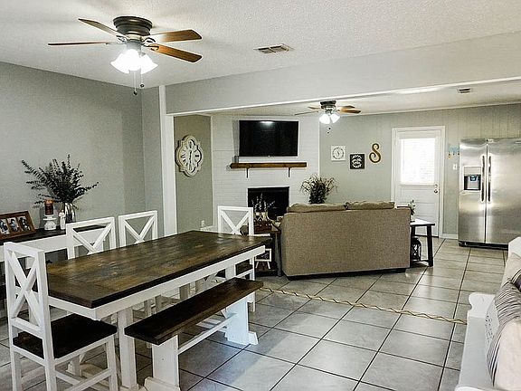 4th image of 204 W Elm Creek Dr
