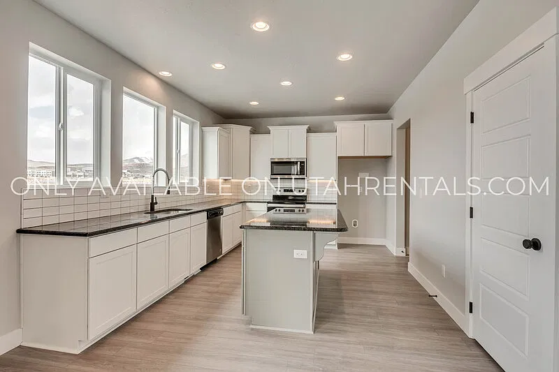 3 bed, 2.5 bath, 2725 sqft, $2,425 — Photo 4
