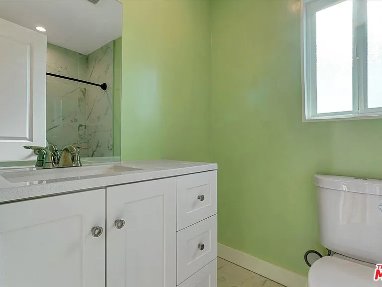 5726 Woodman Ave #2 — Photo 29