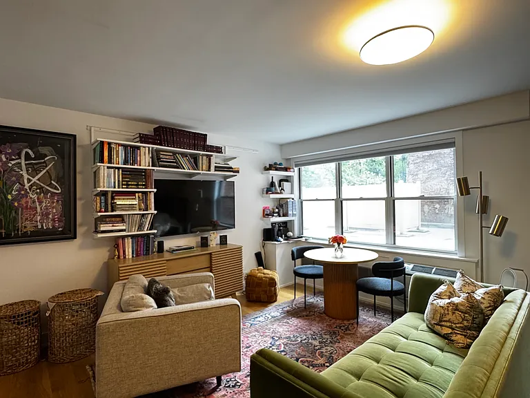 300 E 71st St #2D — Photo 2