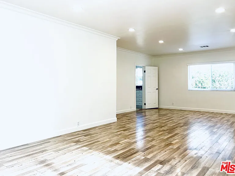 926 N Pass Ave — Photo 9