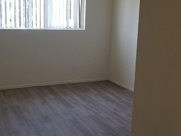 5th image of 1930 W Jefferson Blvd APT 7