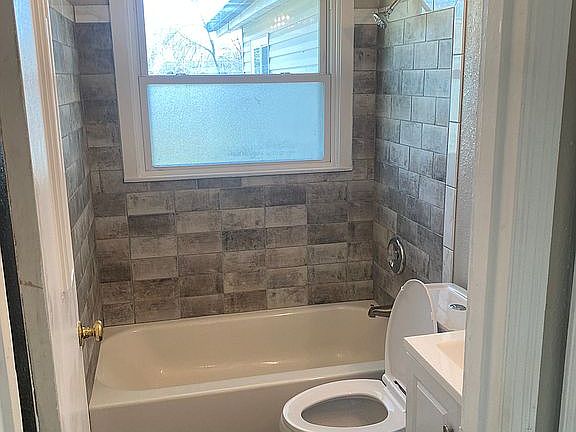 Main floor full bathroom