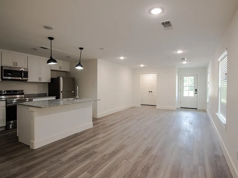 1321 Franklin Ave — Photo 4