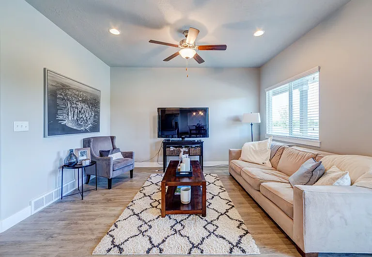 687 S 1840 W #MASTER ROOM — Photo 11