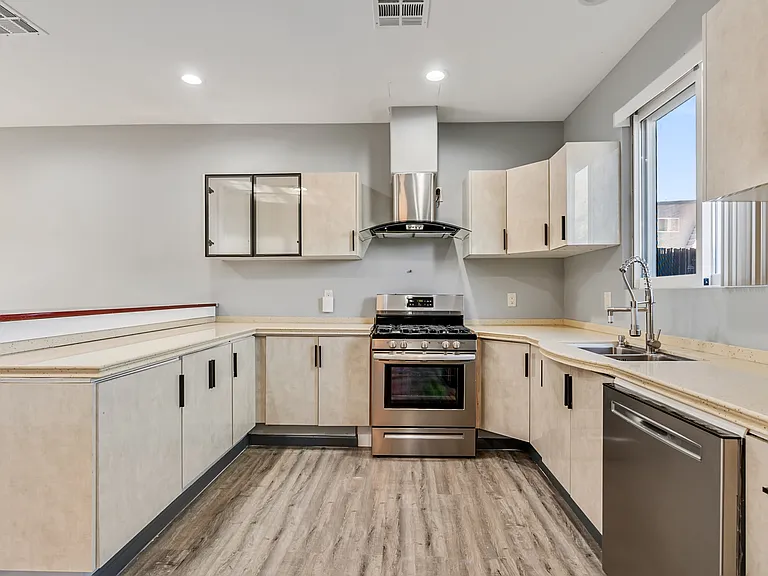 1805 N 51st St #307 — Photo 10
