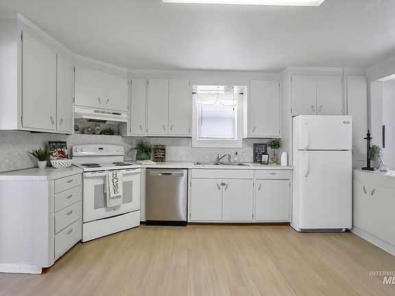 2nd image of 830 11th Ave N