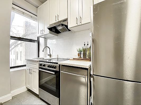 4th image of 454 W 22nd St APT 5C