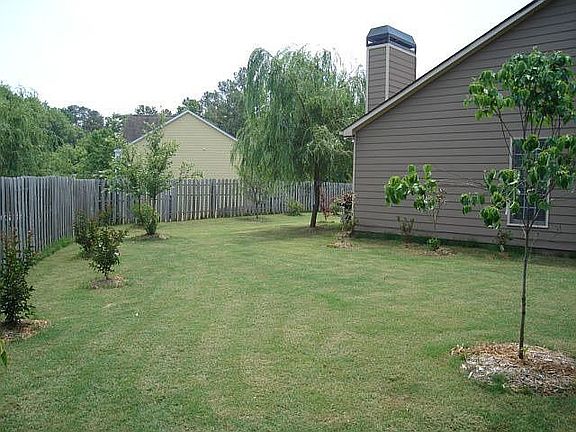 Huge side yard leading to backyard