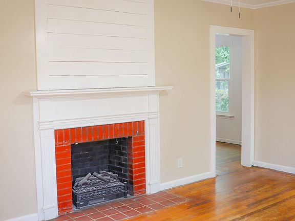 4th image of 2503 N Oak St