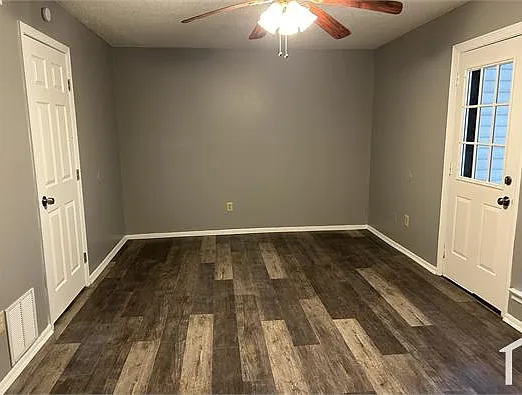 3 bed, 1200 sqft, $1,100 — Photo 2