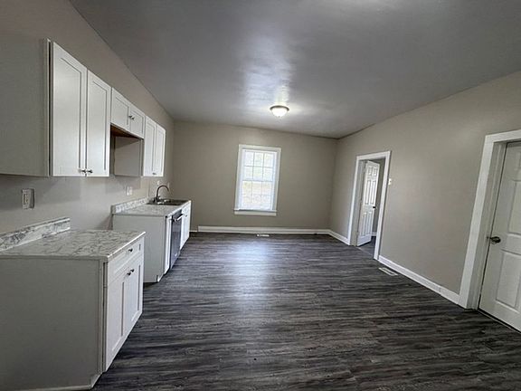 3rd image of 805 Adams Ct