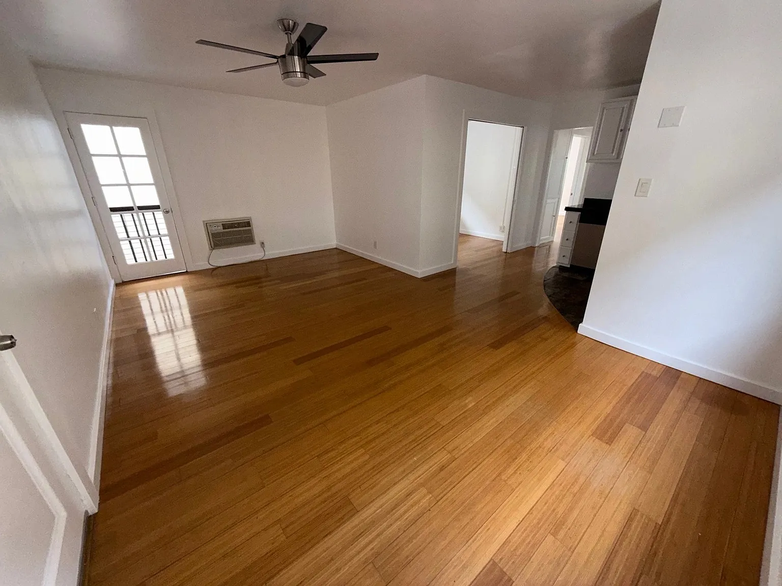 1915 Grace Ave — Photo 4