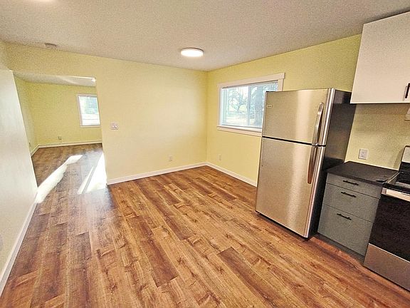 4th image of 525 131st St E