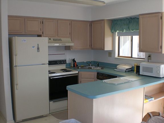 Bright & Sunny Kitchen