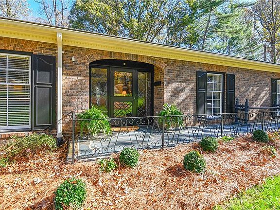 4th image of 214 Mistletoe Dr