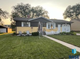 407 N Bismark St, Parkston, SD 57366