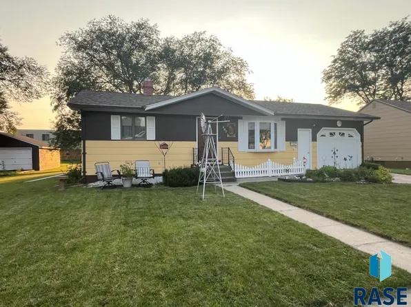 407 N Bismark St, Parkston, SD 57366