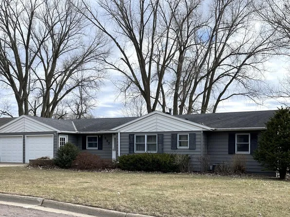 527 19th St, Windom, MN 56101