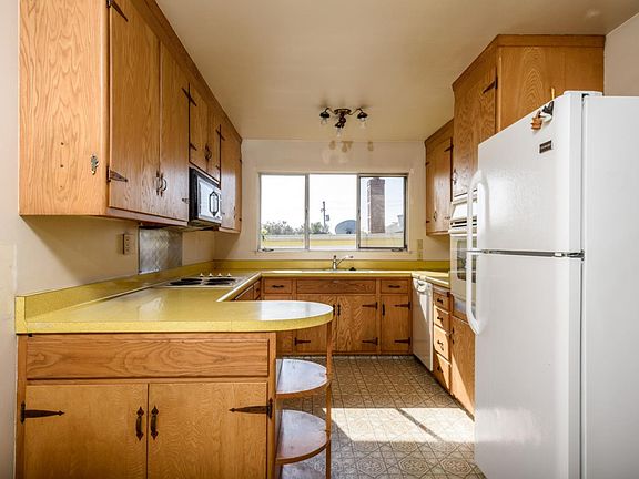 3rd image of 216 Acacia Ave