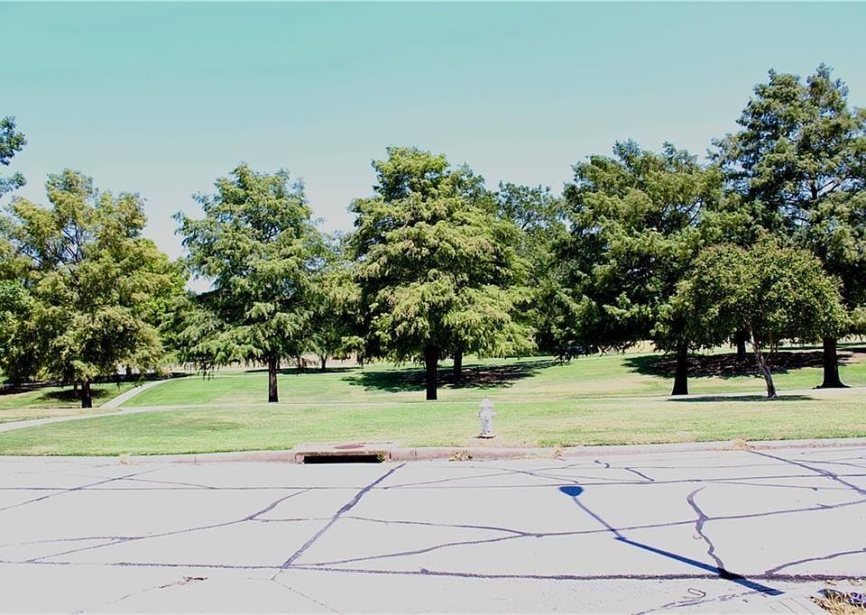 2nd image of 2802 Golfing Green Dr