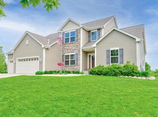 W141N10550 Wooded Hills Dr, Germantown, WI 53022