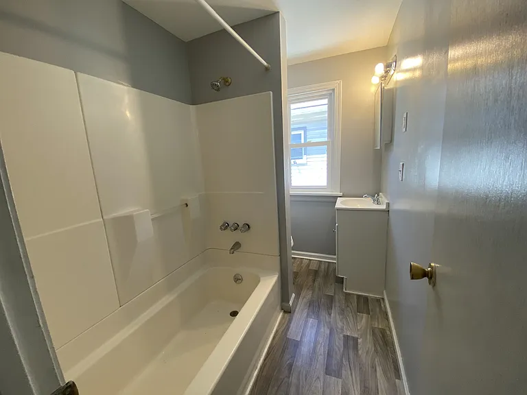 122 Hobart St — Photo 8