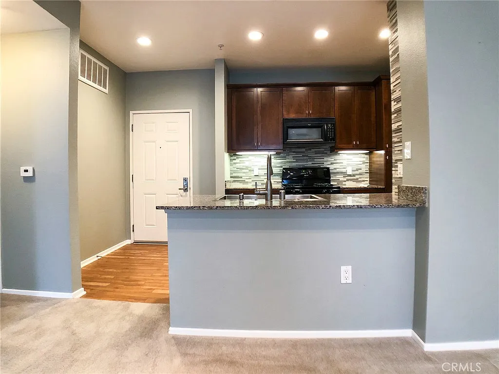 1 bed, 734 sqft, $2,700 — Photo 4