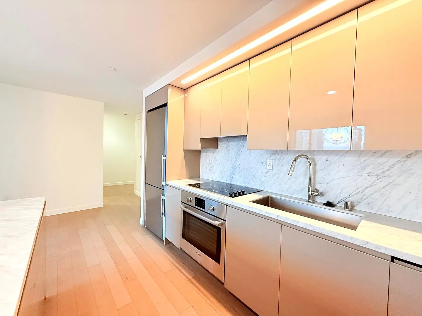 Very Unique Spacious Two Bedroom - Two bath luxury Condo with Views and Pool — Photo 4