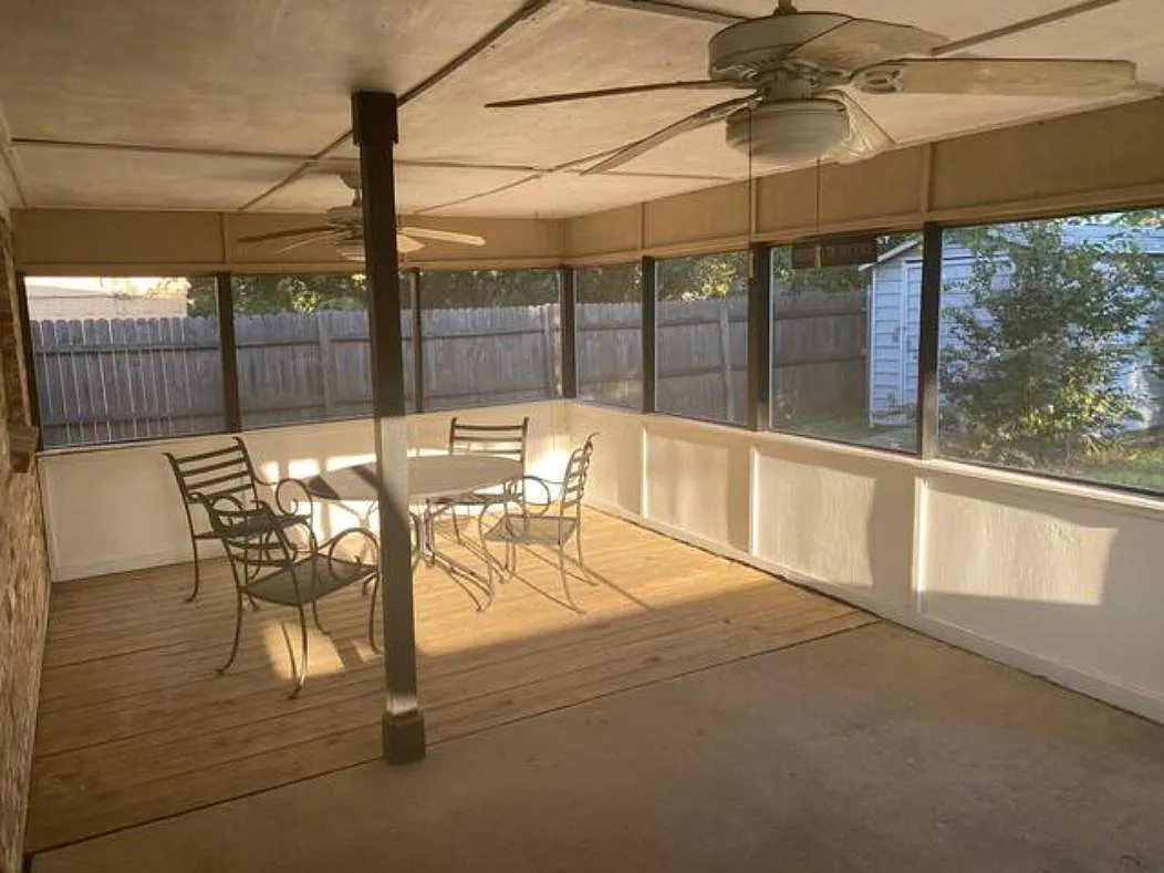 1028 Barber St — Photo 4