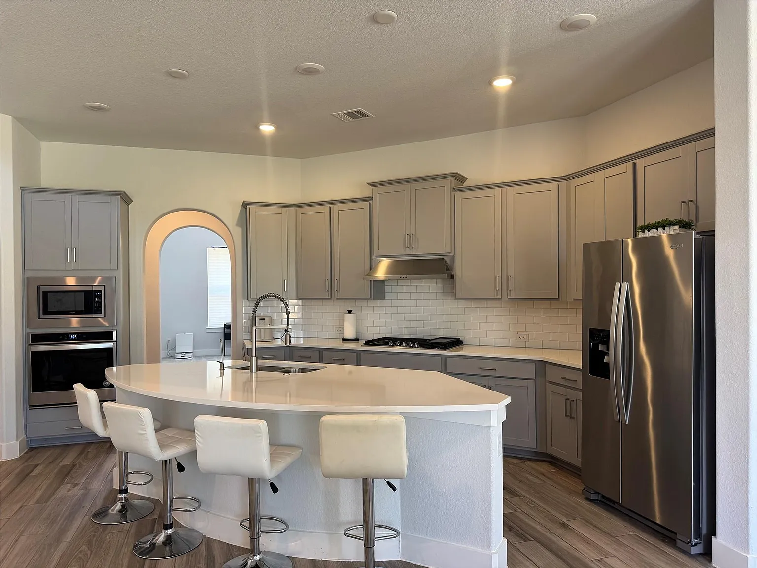 5 bed, 3.5 bath, 4333 sqft, $4,950 — Photo 4