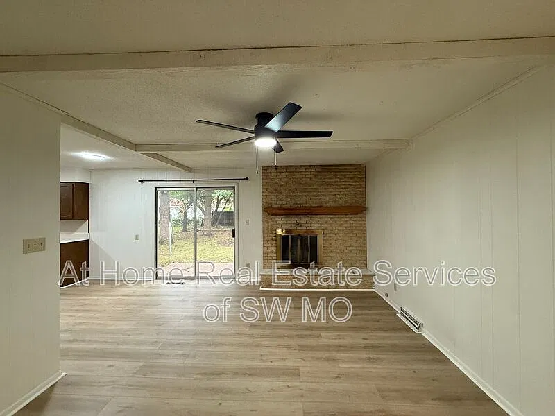 3 bed, 2.0 bath, 1292 sqft, $1,395 — Photo 2