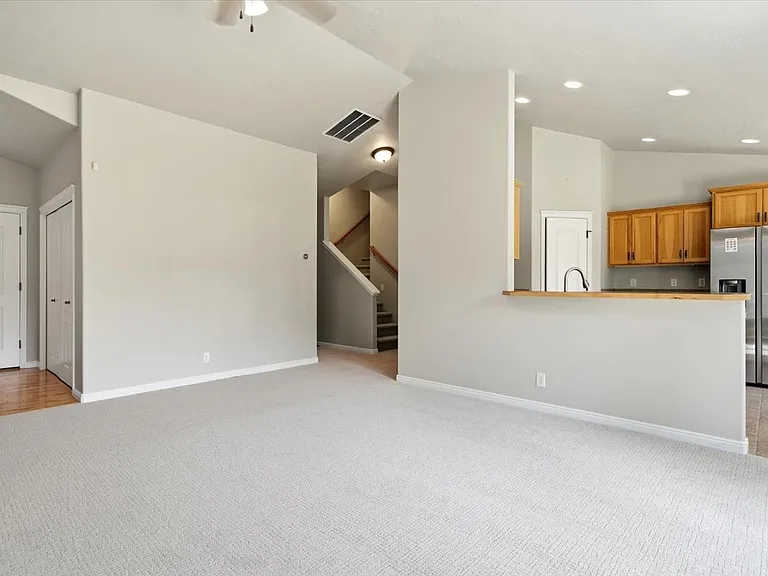 782 S Hydra Ave — Photo 8