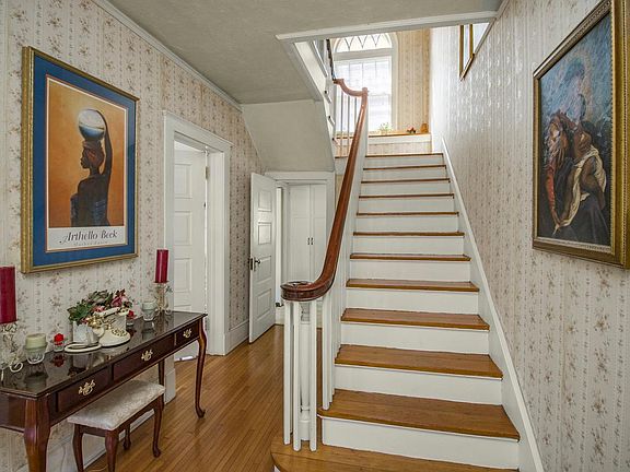 3rd image of 451 Lynnhurst Ave E