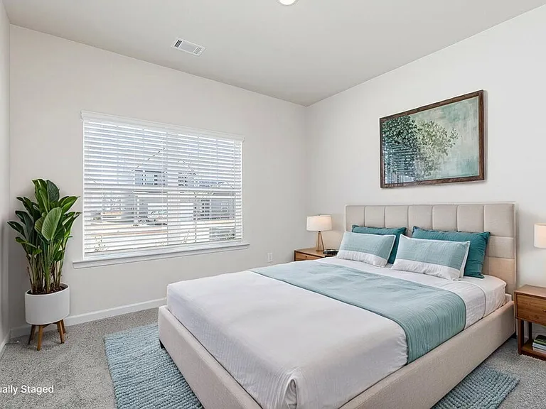 641 Mackenzie Cv — Photo 13