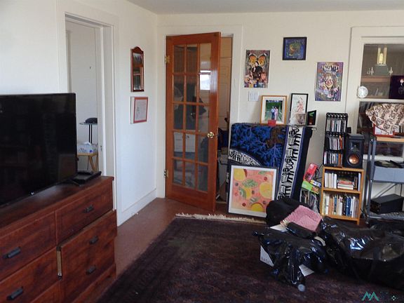 2nd image of 980 W 6th St