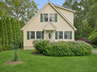 8 Neptune Ave, Hampton Bays, NY 11946