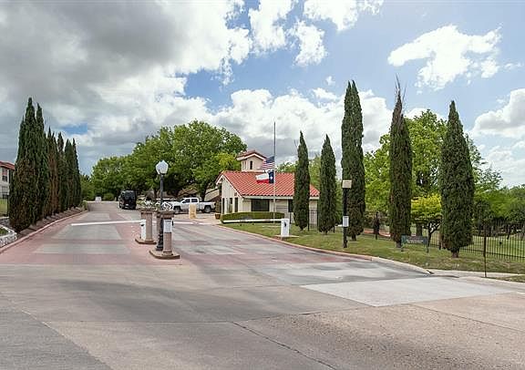 2nd image of 3015 Lakeside Dr