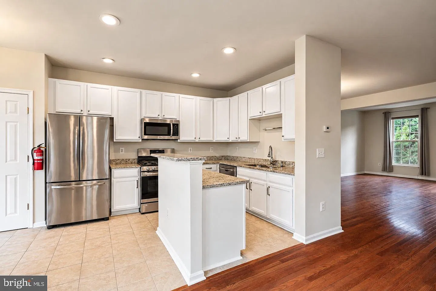 3 bed, 4.0 bath, 2424 sqft, $2,800 — Photo 2