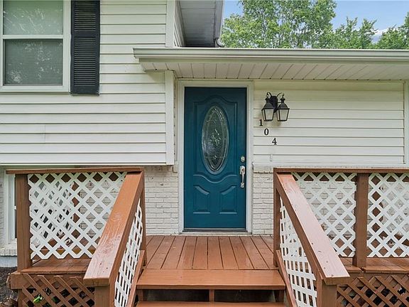 5th image of 104 W Oak St