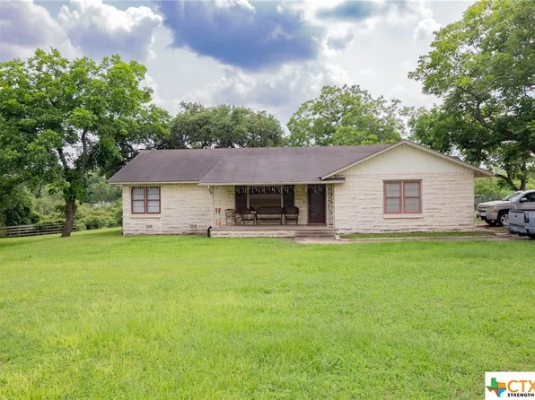 1010 E Gonzales St, Yoakum, TX 77995