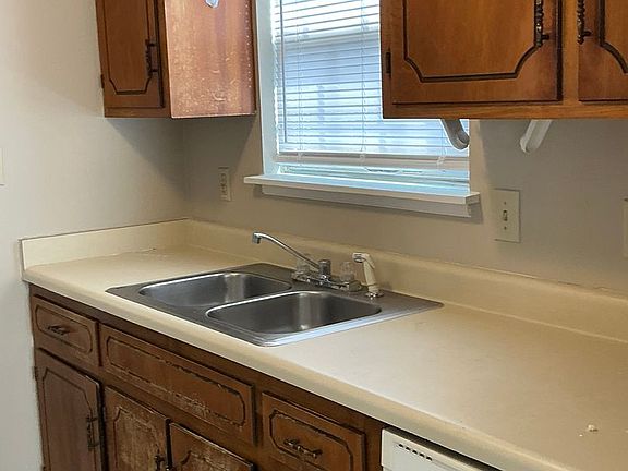 4th image of 575 Brady Dr