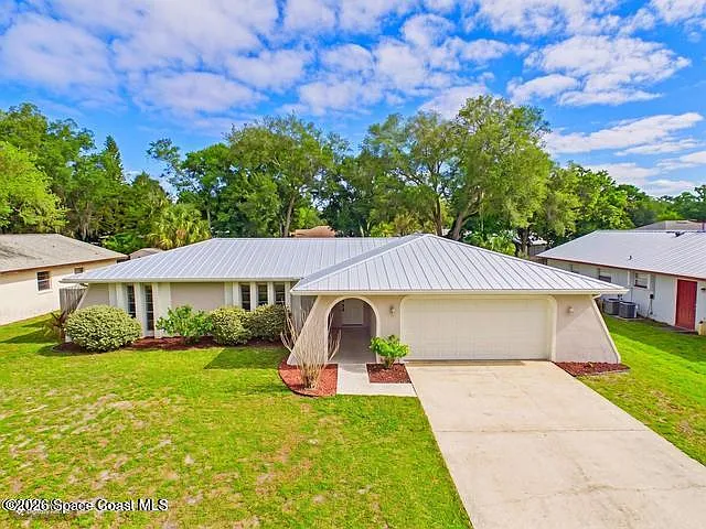 4 bed, 2.0 bath, 2038 sqft, $2,400 — Photo 1